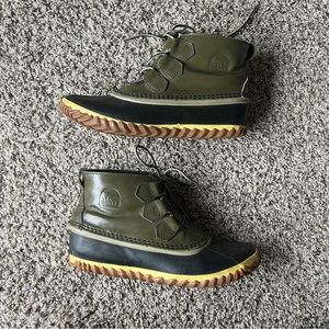 EUC Sorel Out N About Ankle Duck Boots